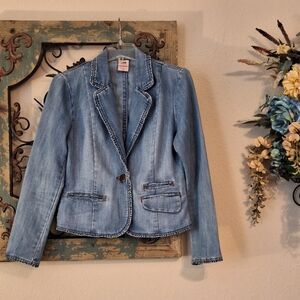 Faded Glory Light Blue Fitted  Denim Jacket W/Contrast Stitching.  Size 6
